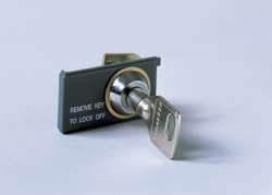 ABB Tmax/Emax Блокировка выключателя в разомкнутом состоянии LOCK IN OPEN POSITION - SAME KEY N.20005 арт. 1SDA065999R1
