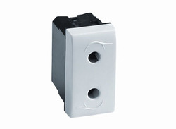 DKC Brava Белая Розетка 1-ая без/з со шторками 1 мод арт. 76491B