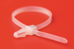 DKC Хомут P6.6 с основанием, белый, 4,8x200 (упак.=100шт.) арт. 252205-M