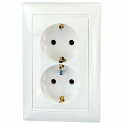 Legrand DIY Valena Бел Розетка 2-ая с/з литая арт. 694272