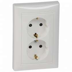 Legrand DIY Valena Бел Розетка 2-ая с/з с защитными шторками литая арт. 694282