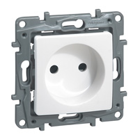 Legrand Etika Бел Розетка б/з со шторками, винт. клем. арт. 672234