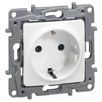 Legrand Etika Бел Розетка с/з со шторками, винт. клем. арт. 672225