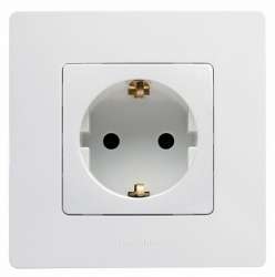Legrand Etika Бел Розетка с/з со шторками, винт. клем. арт. 672222