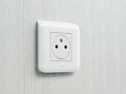 Legrand Mosaic Белая Розетка 2К+З с автоматическими клеммами 2 мод арт. 077132