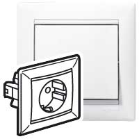 Legrand Valena Бел Розетка 1-ая с/з литая арт. 774423