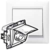 Legrand Valena Бел Розетка 1-ая с/з с крышкой и защитными шторками IP44 (к простой рамке) арт. 774220