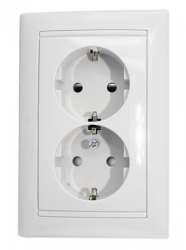 Legrand Valena Бел Розетка 2-ая с/з с защитными шторками литая арт. 774427