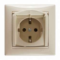 Legrand Valena Крем Розетка 1-ая с/з с крышкой арт. 774322