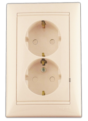 Legrand Valena Крем Розетка 2-ая с/з с защитными шторками арт. 774371
