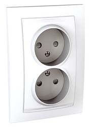 SE Unica Бел Розетка 2-ая б/з с защитными шторками винт. зажим, литая арт. MGU23.063.18D