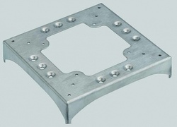 Simon Connect Алюминий Цоколь для соед. напольного кабель-каналала с 1 вырезом 85x18мм и 3 перфорациями 130х18мм арт. KTA831-8