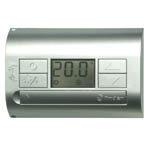 FINDER Комнатный термостат; питание 3В DС; 1СО 5А; монтаж на стену; кнопки ВКЛ/ВЫКЛ, ЛЕТО/ЗИМА; дисплей; цвет серый металлик(арт.1T3190031100)