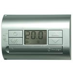 FINDER Комнатный термостат; питание 3В DС; 1СО 5А; монтаж на стену; кнопки ВКЛ/ВЫКЛ, ЛЕТО/ЗИМА; дисплей; цвет серебристый металлик(арт.1T3190031200)