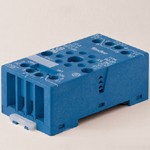 FINDER Розетка с винтовыми клеммами (с зажимной клетью) для реле 60.12, таймера 88.12; применяются модули 99.01; в комплекте металлическая клипса 090.33; версия: синий цвет(арт.9020SMA)